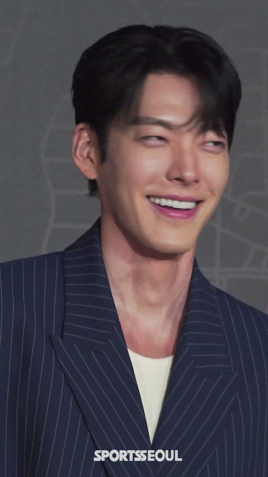김우빈, 어깨 넓이가 궁금한 남자