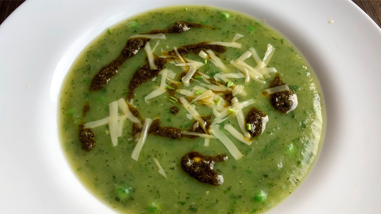 Готовый суп с цукини, картофелем и фетой в тарелке