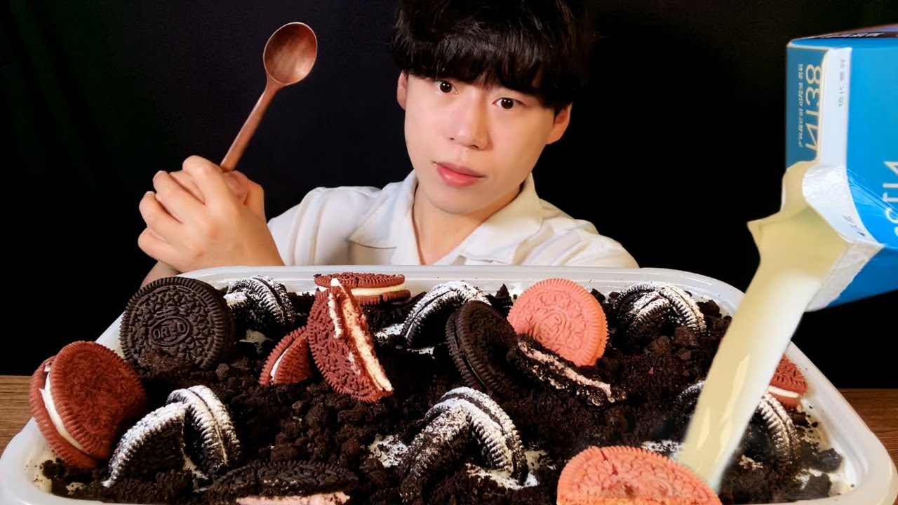 SUB)아이스박스탕 먹방 ASMR 투썸플레이스 아이스박스에 우유를 콸콸🥛! OREO CAKE with milk MUKBANG