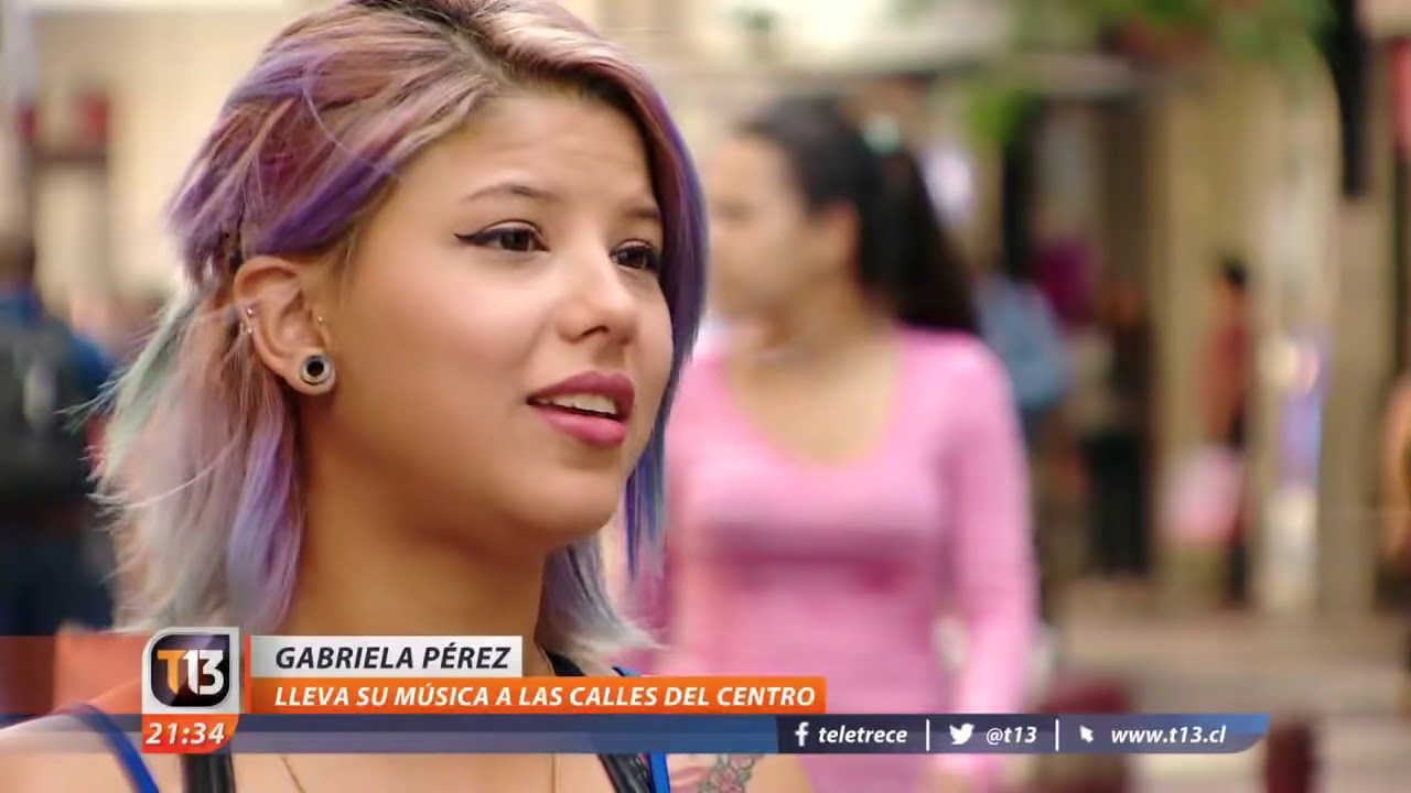 Venezolana impacta con su canto lírico en el centro de Santiago