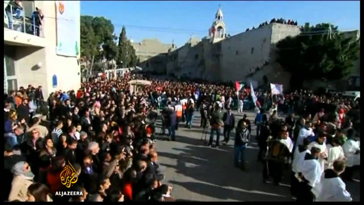 يحتفل آلاف المؤمنين بعيد الميلاد في بيت لحم