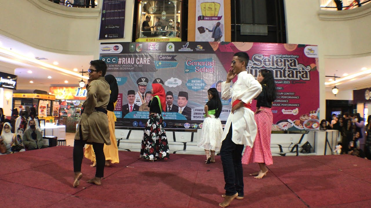 Tari India oleh SMPN 16 Pekanbaru di Mall Pekanbaru