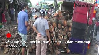Detik-Detik Truk Muatan Kayu di Bekasi Terguling akibat Jalan Rusak screenshot 5