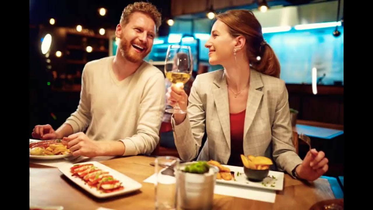 Люди в баре. Люди в ресторане. Официант в кафе. Eat out сленг. Счастливые люди в ресторане.