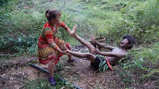 Primitive Life: The Forest Man Is Caught And Reminded Not To Steal, The Girl Will Share His Food