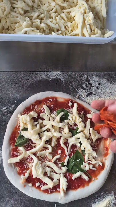 slapping and baking🍕🍕 #hiphop #pizza #streetfood #italy #piaggioape #pizzalover