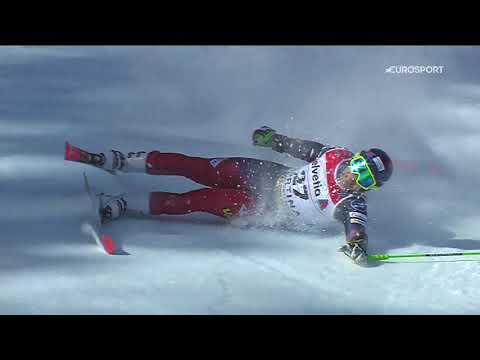 Русский горнолыжник упал, потерял лыжу, поднялся и снова упал