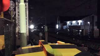 京阪電車牧野駅3000系快速特急通過