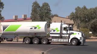 Road Trains in Australia. (Автопоїзди в Австралії, англ.)