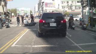 2015-01-31 台中向上路五段與嶺東路口，騎士自摔車禍