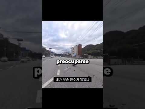 Un motociclista es atropellado en un semáforo en rojo.