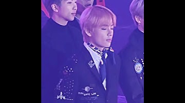 V is jealous when suho looked at Jisoo 🤨😡 #jisoo #kimtaehyung #vsoo #taesoo