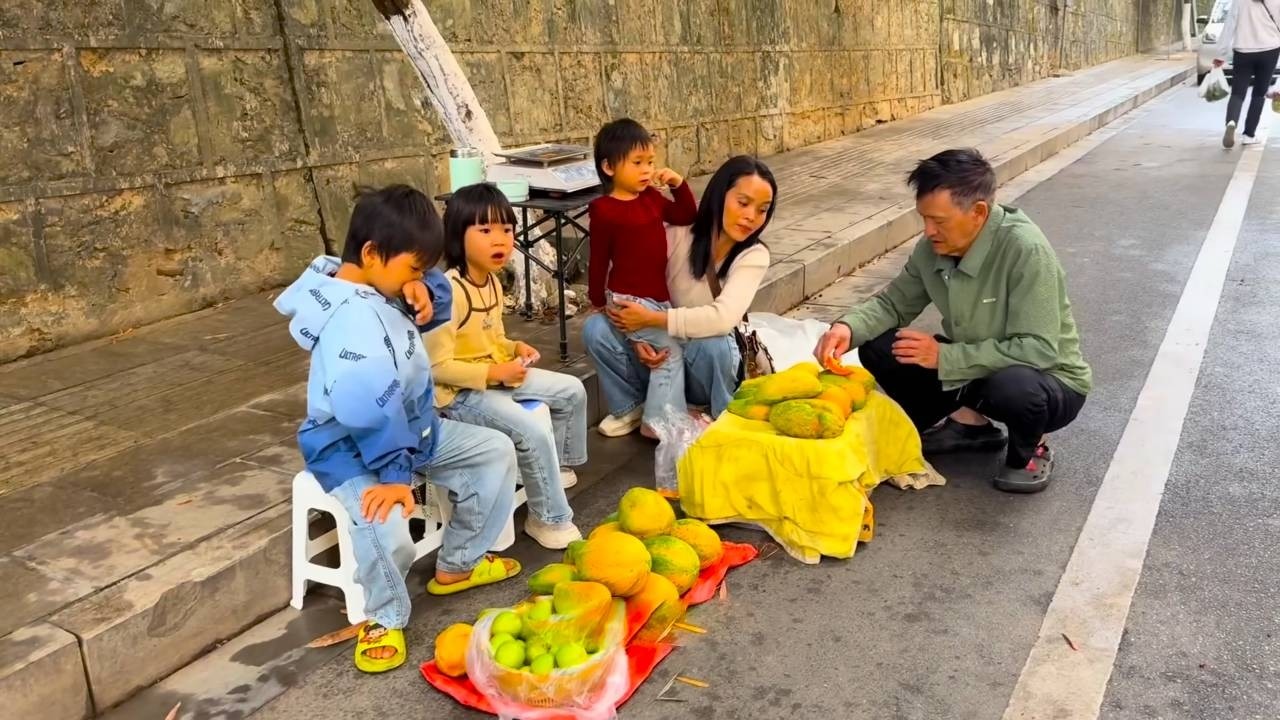 【一家七口隐居深山】妈妈跟孩子们摆摊卖木瓜，给老三买了一双凉鞋孩子非常开心！#vlog#山居生活