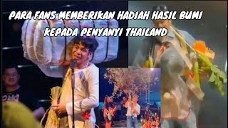 🔵 PENYANYI ASAL THAILAND MENDAPAT HADIAH HASIL BUMI DARI PARA FANS