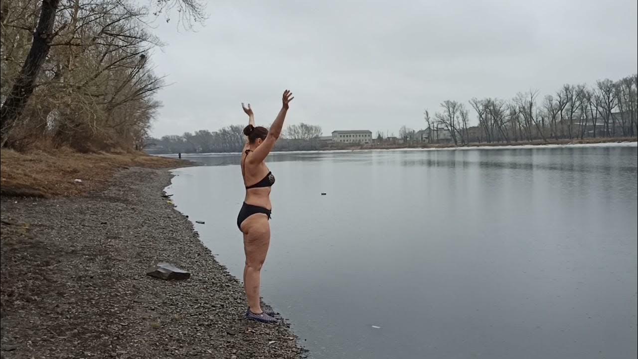 человек под водопадом. вречки. купаться в дождь. купались в дождь. купание под дождем.