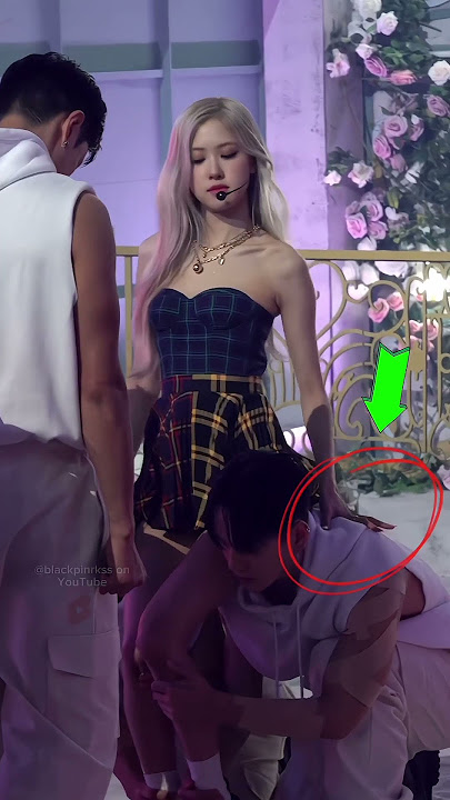 Rosé used her hand to signal the dancer to pick her up!! 🤩🤩 #blackpink #rosé