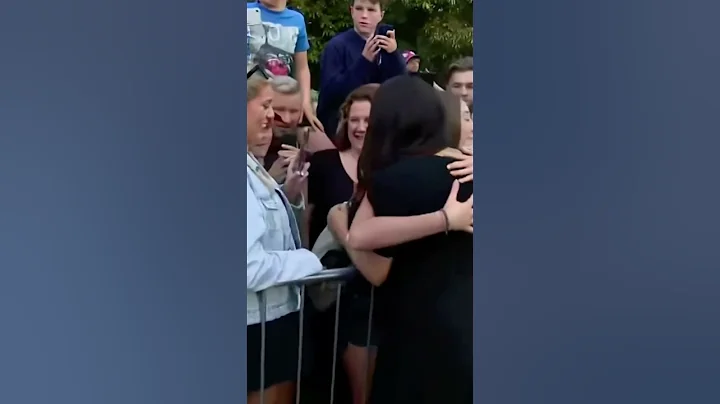 #shorts Meghan hugs a planted fan during walkabout😳 #meghanmarkle #princeharry #queenelizabeth