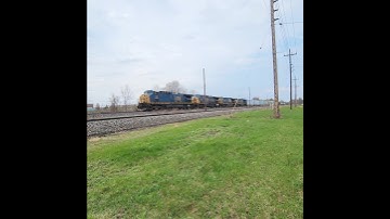 Older AC units lead newer DC locomotives on a CSX Manifest freight train! #csx #train #shorts #lead