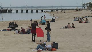 Climat: des baigneurs profitent du pic de chaleur dans le bassin d'Arcachon | AFP