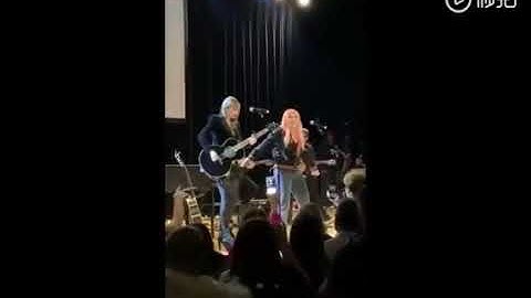 Taylor Swift and Hayley Kiyoko performs Delicate in The Ally Coalition 2018