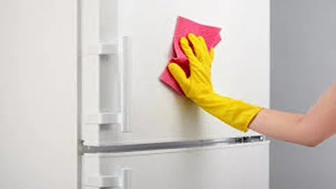 Como limpar geladeira branca encardida por fora?