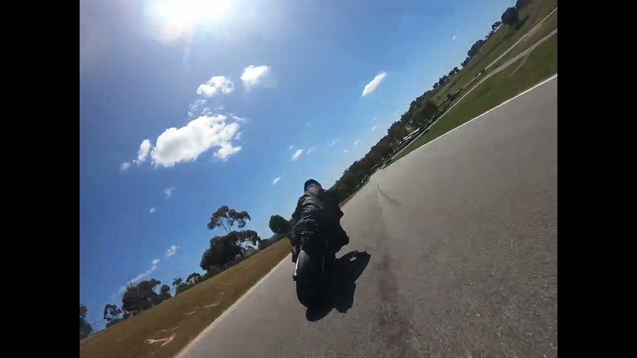 Triumph 765RS vs S1000RR