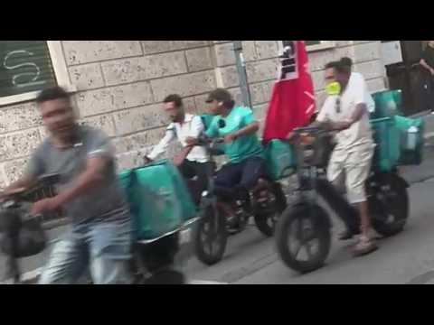 Video Il corteo dei rider a Milano: lo sciopero per chiedere più garanzie per salute e reddito
