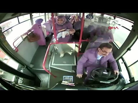 Видео: Водитель автобуса спасает малыша от шоссе
