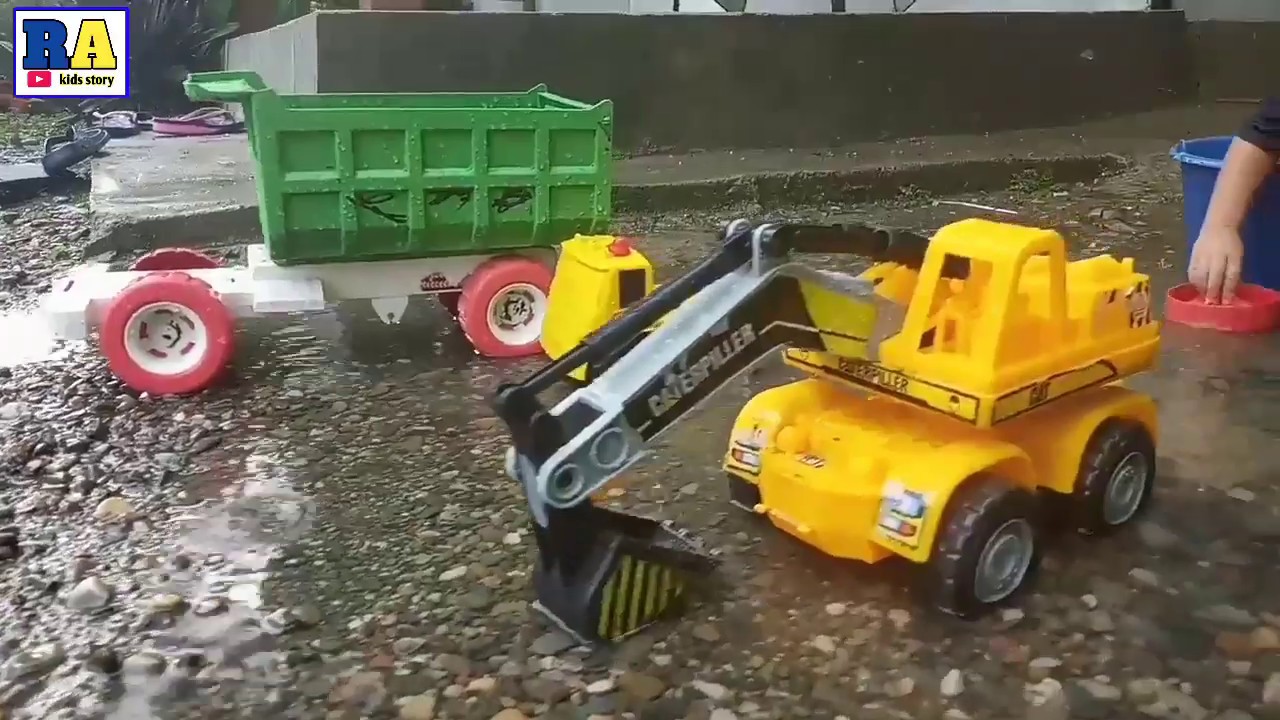 bermain hujan sambil cuci mainan excavator dan truk kuning  