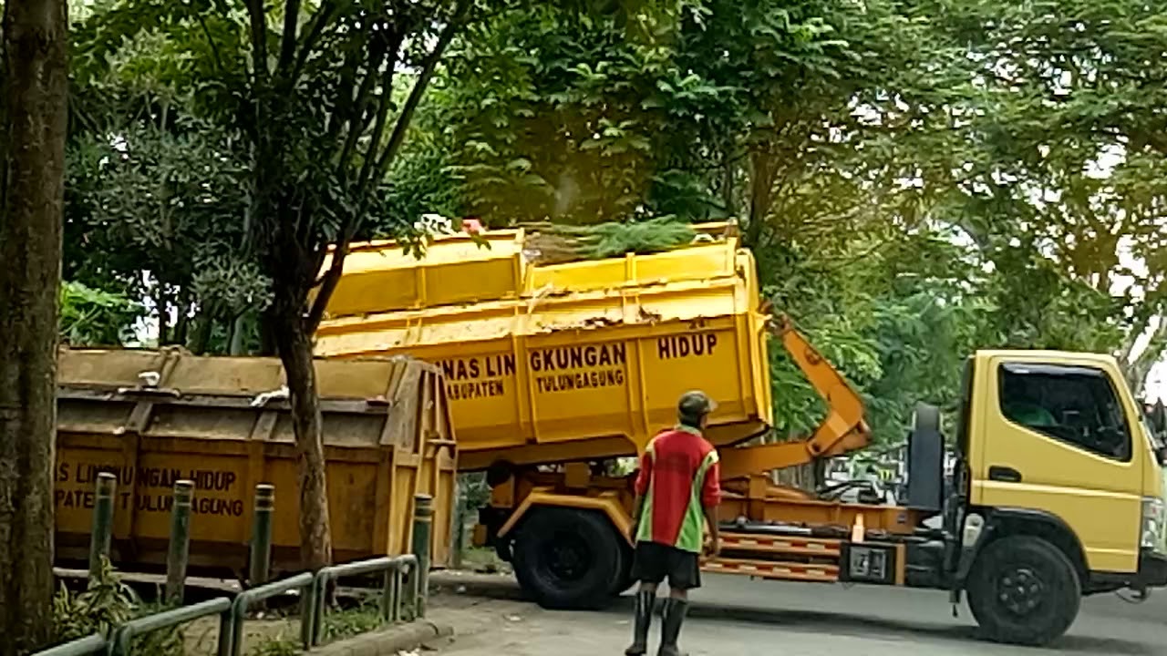Cara angkut tong sampah  ke atas truk  YouTube