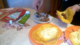 Тако мексиканские кукурузные лепешки тортилии с мясом. Тако мексиканские кукурузные лепешки тортилии с мясом.