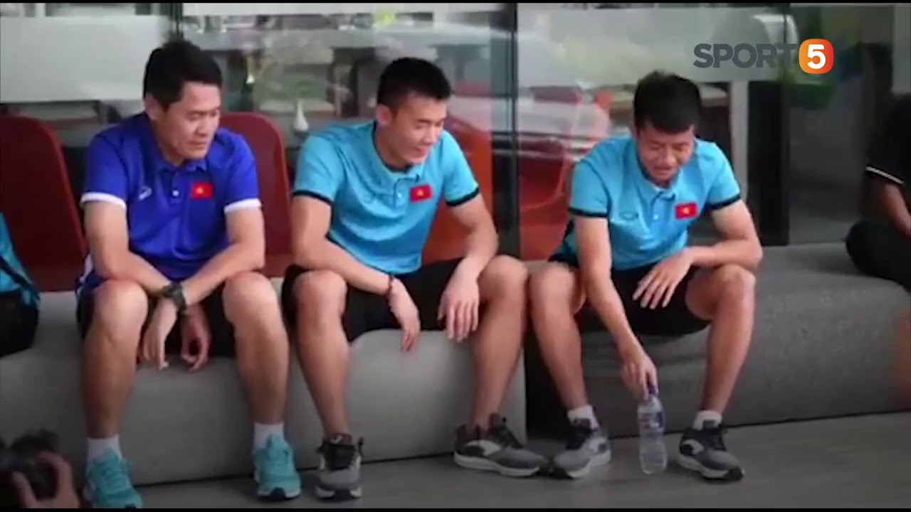 U23 Việt Nam tập thể dục trước bữa ăn trưa