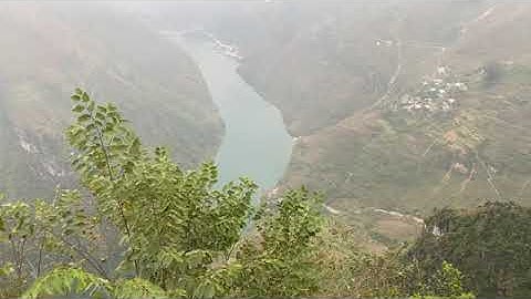 đường quốc lộ 4  Hạnh Phúc ở huyện Đồng Văn tỉnh Hà Giang đoạn đèo Mã Pi Lèng nối thị trấn Mèo Vạc