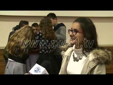 Video: Një Bukuri E Tillë Pa Grim: 41-vjeçarja Albina Dzhanabaeva Befasoi Rrjetet Sociale Me Një Video "të Ndershme"