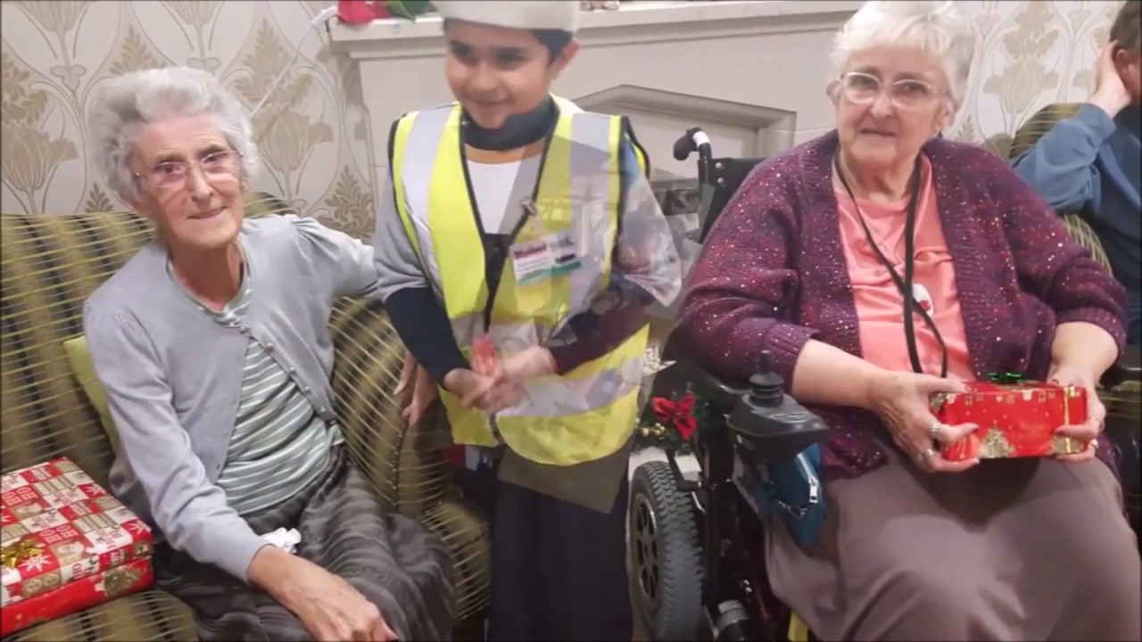 Children bring gifts and smiles to the elderly *** - YouTube