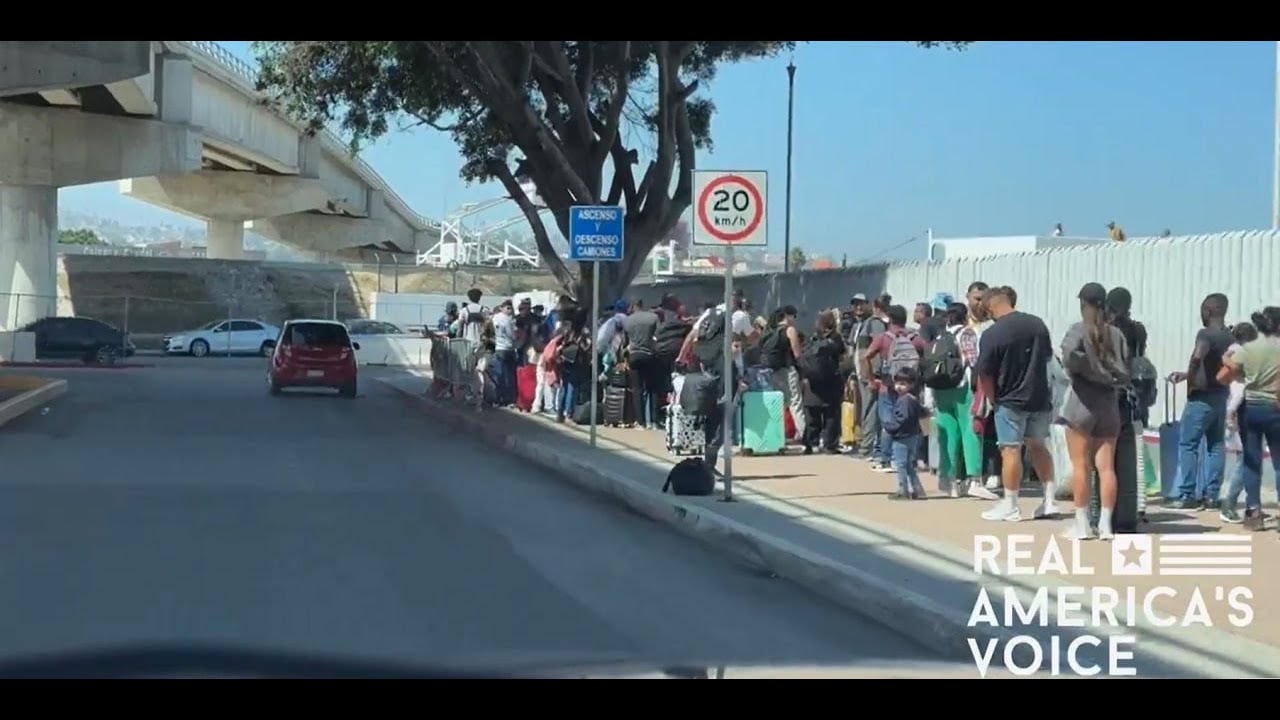 Migrants waiting at US Border port of entry - YouTube