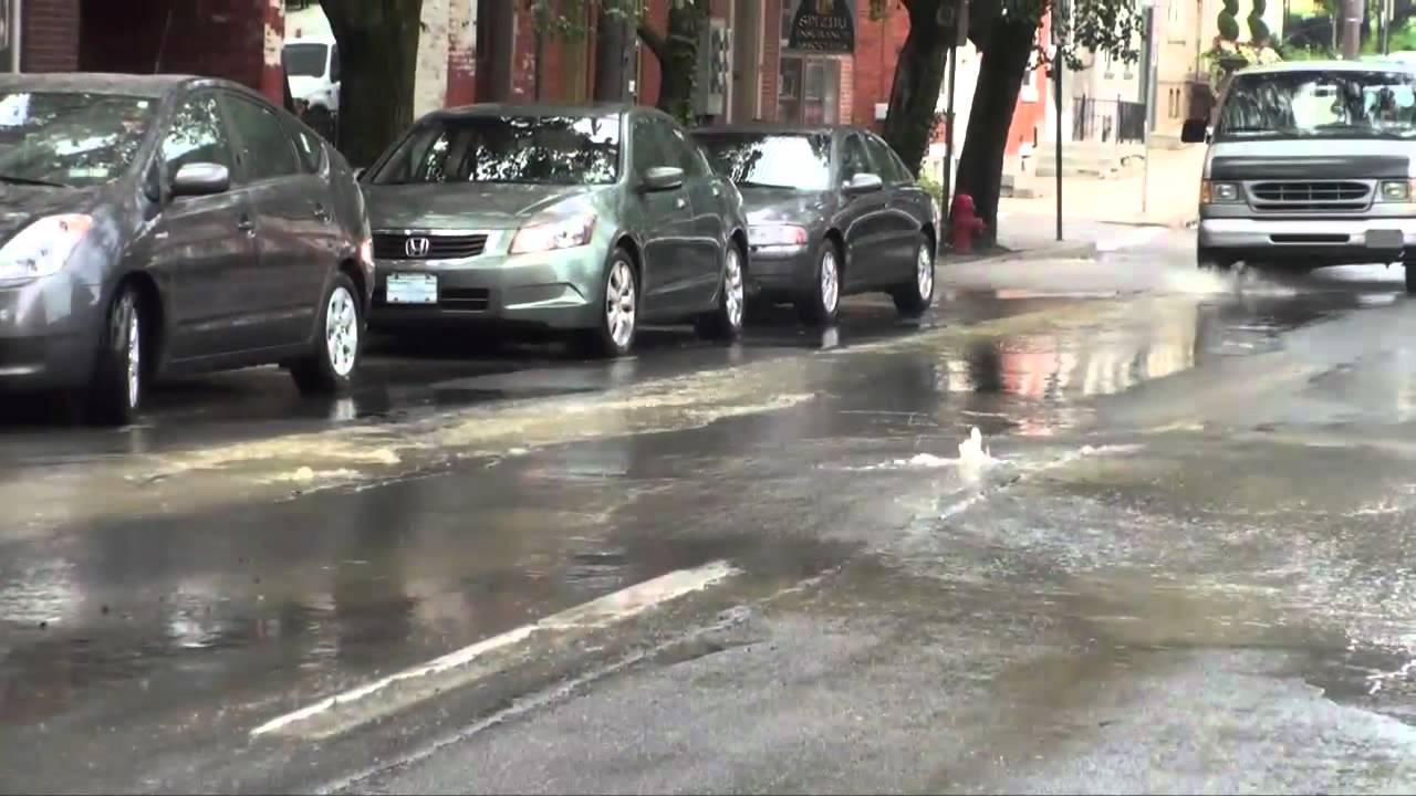 Water main break closes part of West Chestnut Street - YouTube
