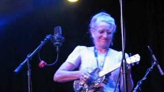 Video thumbnail of "Del Rey plays a resonator ukulele"