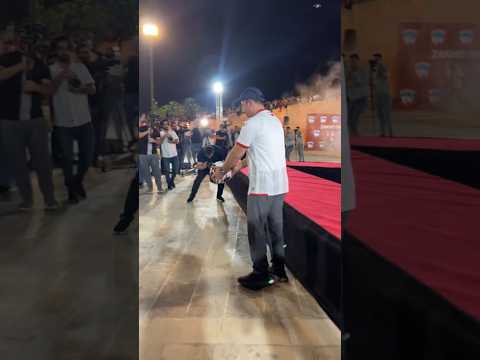 طلال البلوشي و والي زاخو كوهدار شيخو في لقطة طريفة وعفوية في حفل استعراض لاعبين نادي زاخوامام جماهير