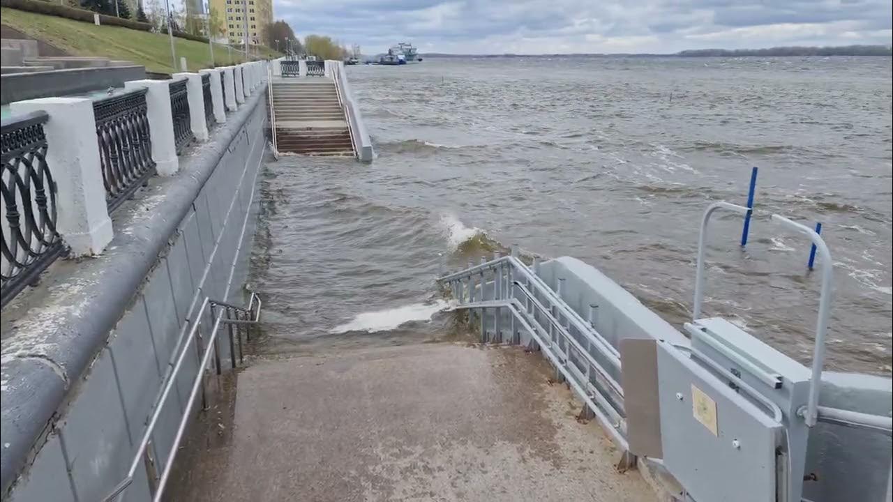 Наводнение в самаре сегодня. Затопленная набережная Саратов. Самара затопленная набережная. Шторм на Волге Самара. Самара набережная затопление.