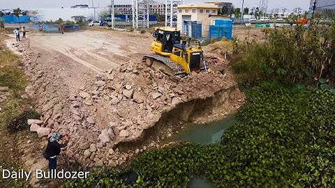 Nice Action!!! BIG Shantui Bulldozer Pushing Soil And 25T Dump Trucks Loading Soil
