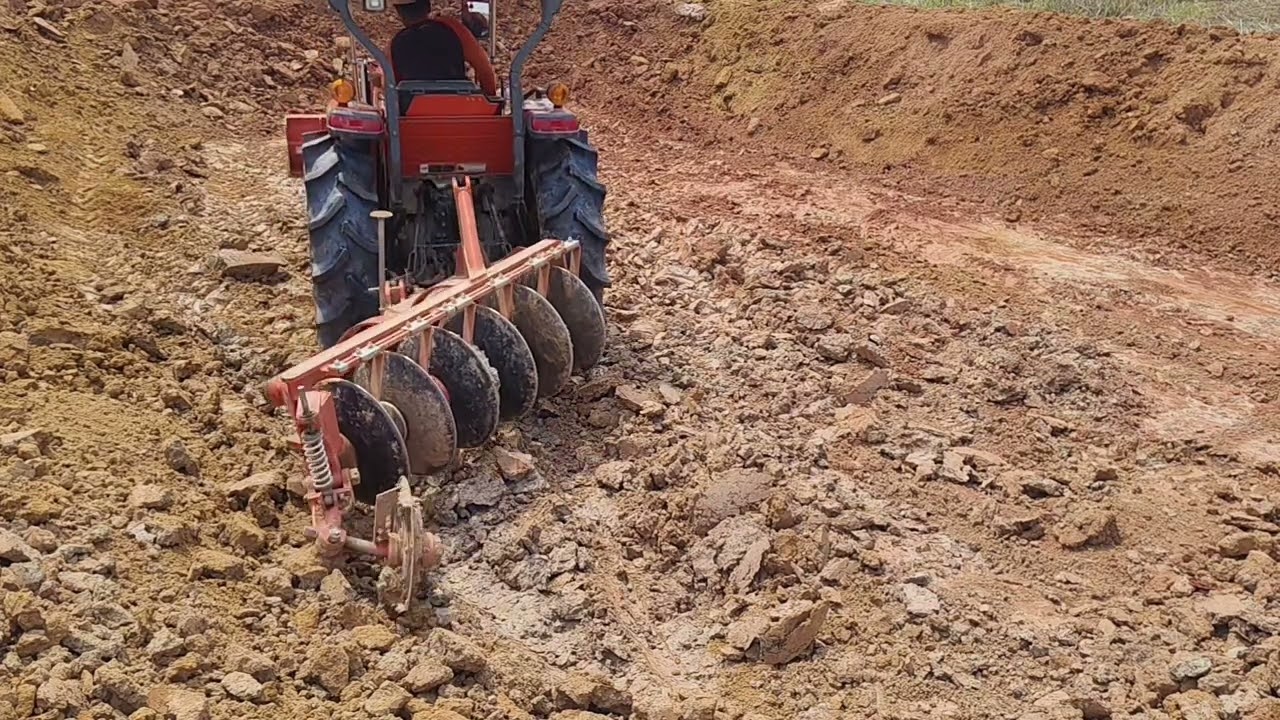 ไถนาดันดินทำหนองเลี้ยงปลา ขูดดินเหนียว เหนียวคักแหน่ ลึกได้เท่านี้ล่ะเด้อครับ