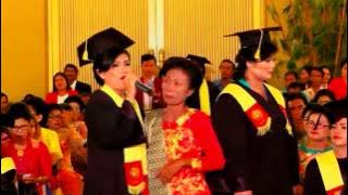 Download lagu Tangiang Ni Dainang Oleh Shety Simamora Wisudawati Universitas Katolik Santo Thomas