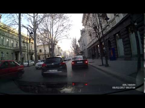 ქართველი ვაჟკაცი მობილურზე საუბრობს