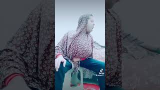 بيشم جمبري ويمشى،🤣🤣