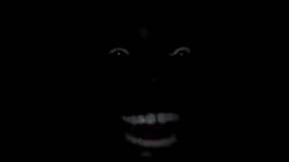 Negro riéndose en la oscuridad