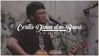 Video thumbnail of "Rio Satrio - Cerita Daun dan Bumi #MusicSession"