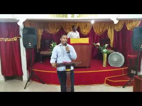 Pastor Arturo Reyes cantando coros.