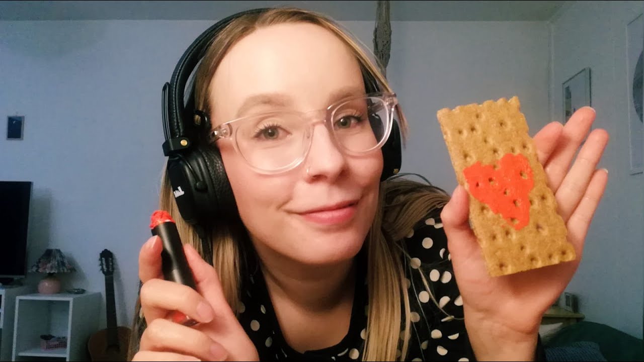 ASMR SUOMI - Näkkileivän meikkaamista, murustamista, voitelua & syömistä