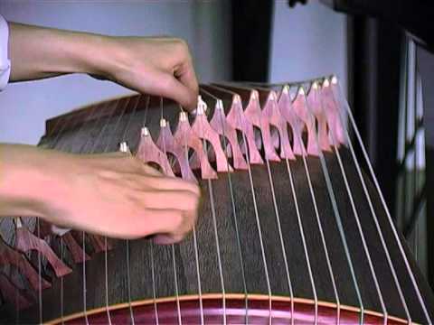 Ji Wei demonstrates the zheng